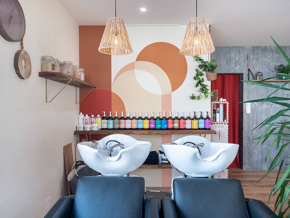 salon côté bacs à shampoings